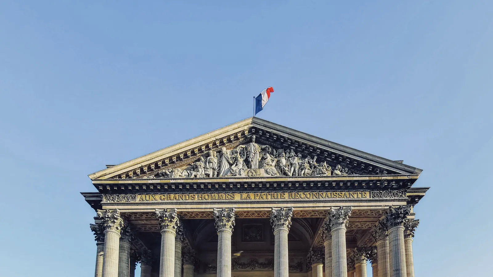 The Panthéon's pediment and its inscription, Aux grands hommes la patrie reconnaissante